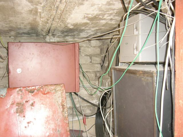 Тесновато ящикам в будке пятиэтажки, только некуда деваться...